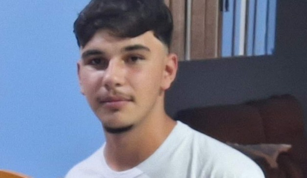 Jovem que estava desaparecido e foi encontrado morto em foto com camiseta branca