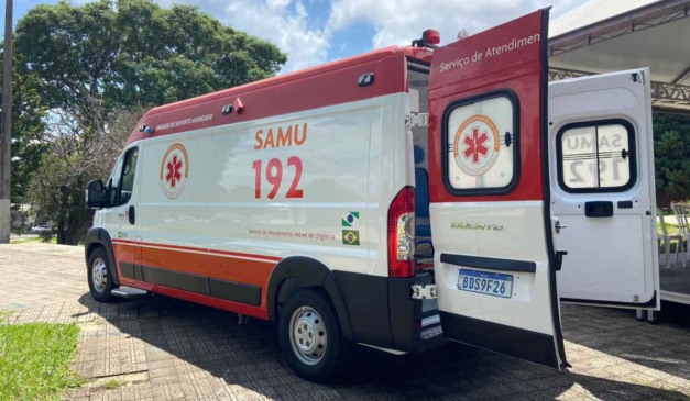 Ambulância aberta na parte de trás
