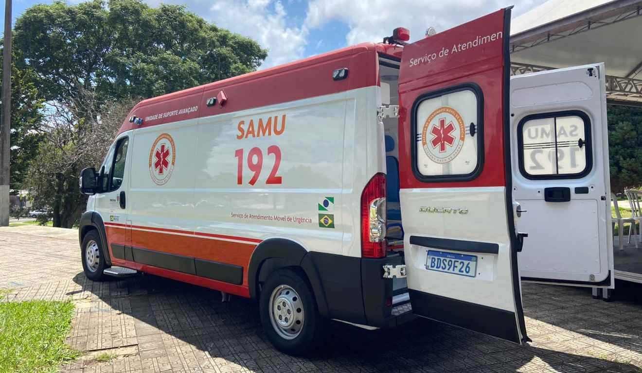 Ambulância aberta na parte de trás