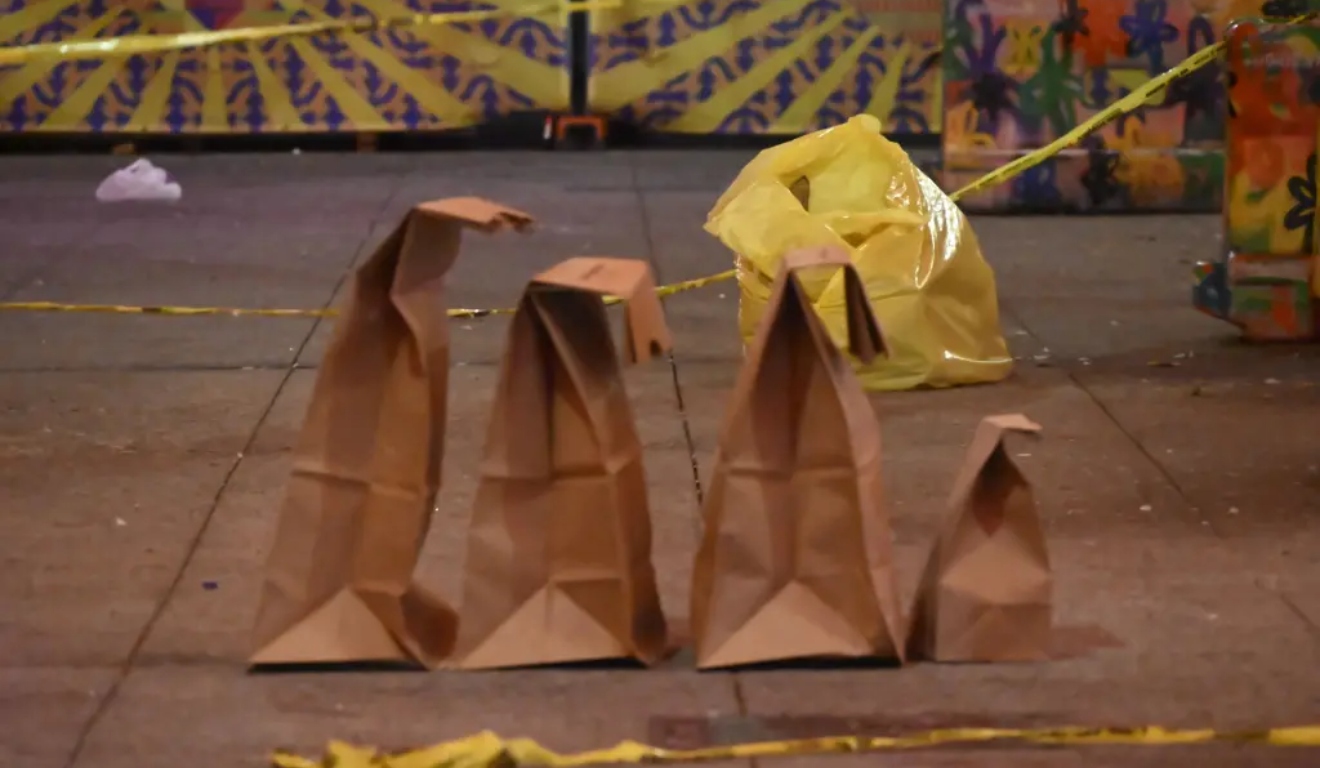 Evidências coletadas no local onde o corpo nu de uma jovem foi jogado