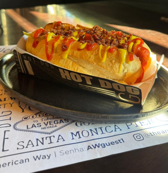 Cachorro-quente americano ganha espaço no The American Way Cafe