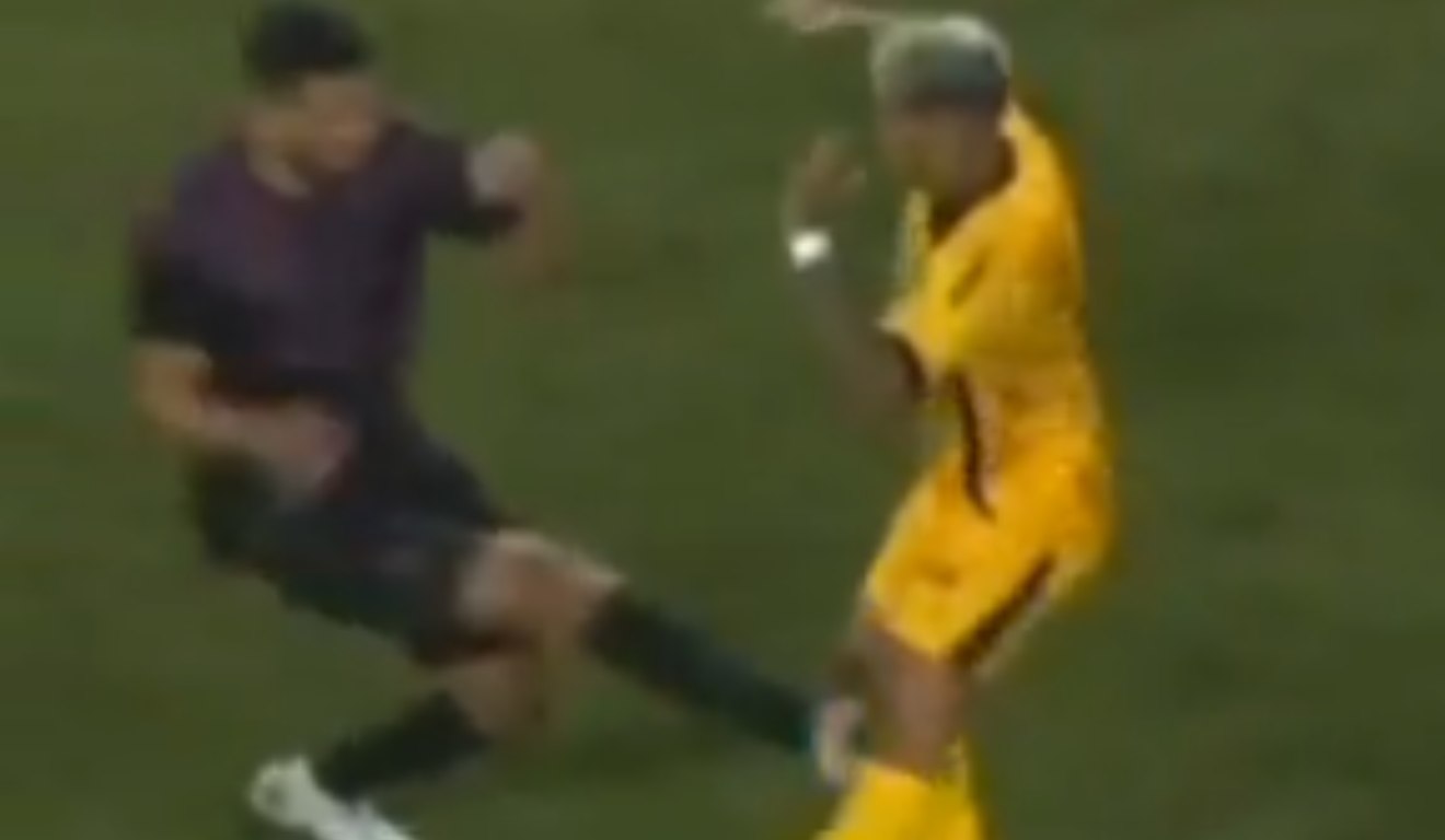 Lance reclamado pelo Amazonas no jogo com o Athletico.