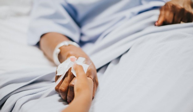 paciente em maca no hospital