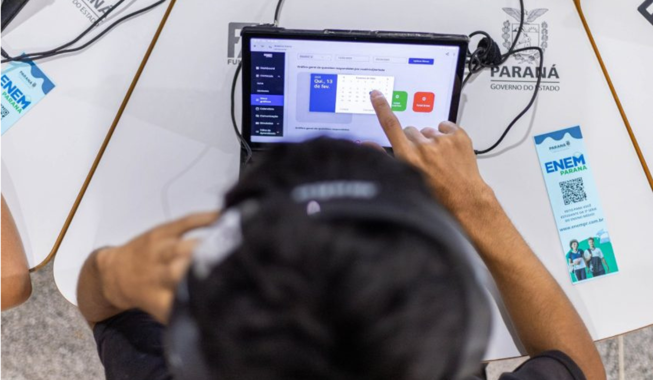 estudante lendo em um tablet no Paraná