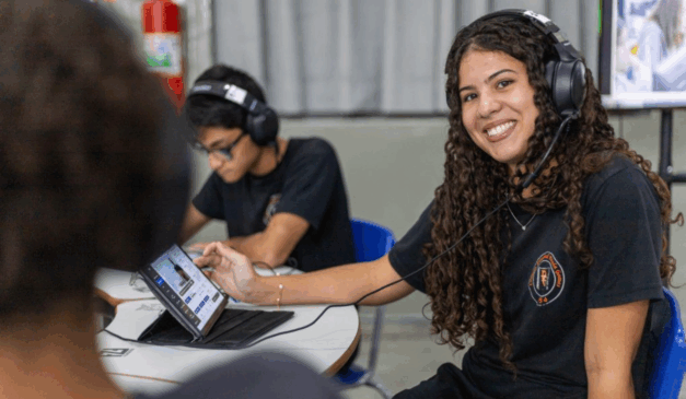 estudante lendo em um tablet no Paraná