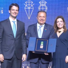 Leonardo Petrelli recebendo Comenda Luz dos Pinhais por Eduardo Pimentel