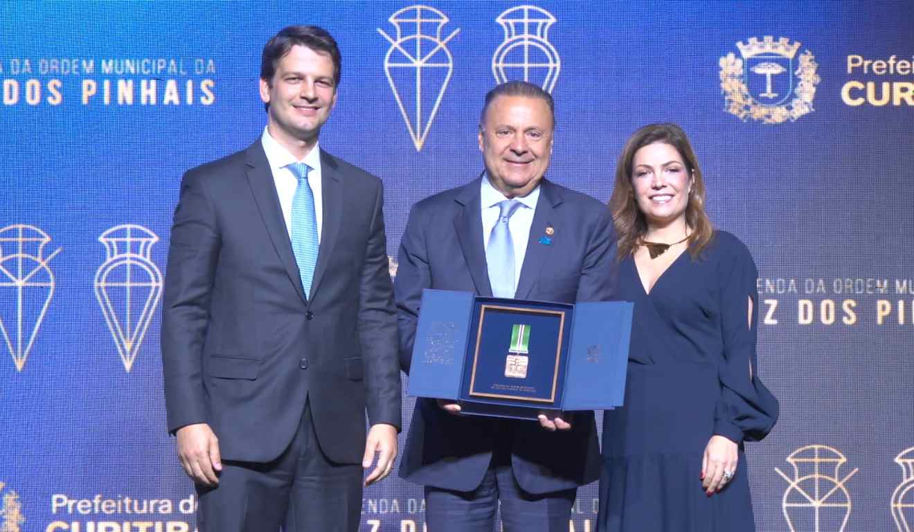 Leonardo Petrelli recebendo Comenda Luz dos Pinhais por Eduardo Pimentel