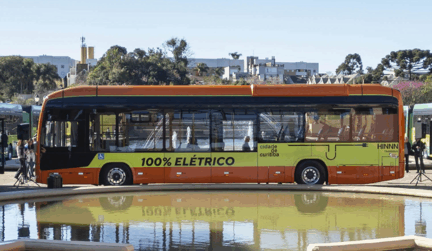 Com a nova concessão do transporte público, 14 linhas terão ônibus elétricos em Curitiba. Na imagem, vemos um ônibus elétrico da cidade.