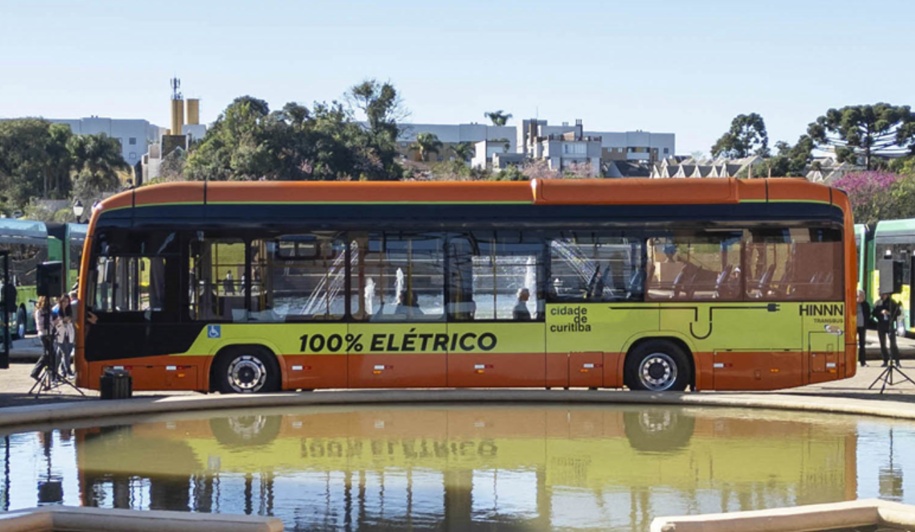 Com a nova concessão do transporte público, 14 linhas terão ônibus elétricos em Curitiba. Na imagem, vemos um ônibus elétrico da cidade.
