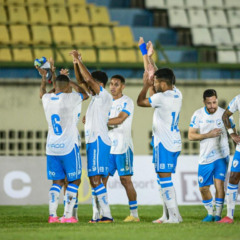 Tubarão venceu fora de casa. (Foto: Davi Rocha / Londrina EC.)