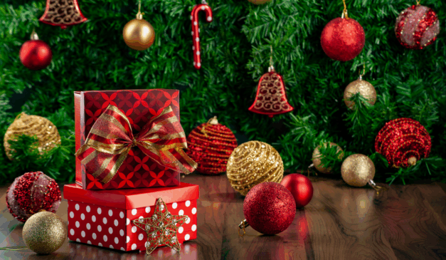 A Loteria Federal de Natal é uma edição especial que ocorre anualmente. Na imagem ilustrativa, vemos caixas de presentes vermelhos com laços dourados e uma árvore de Natal ao fundo.