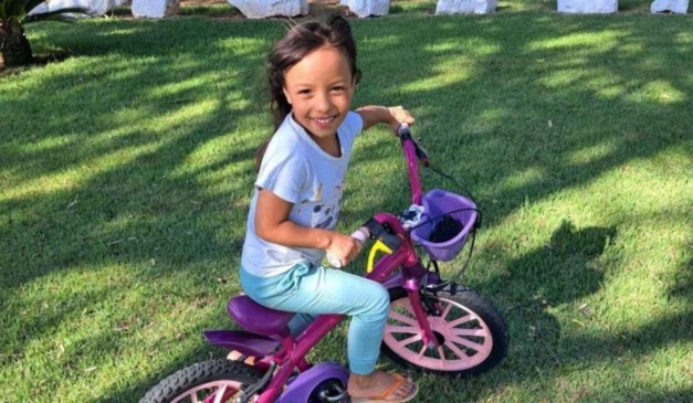 Maria Clara andando de bicicleta