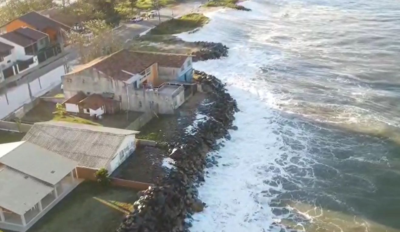 mar engole praia em sc