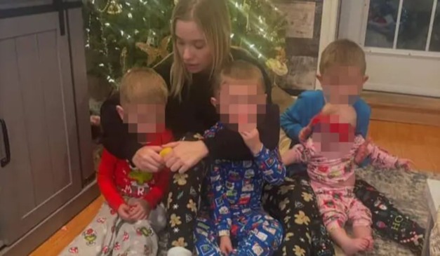 Mãe e quatro filhos.