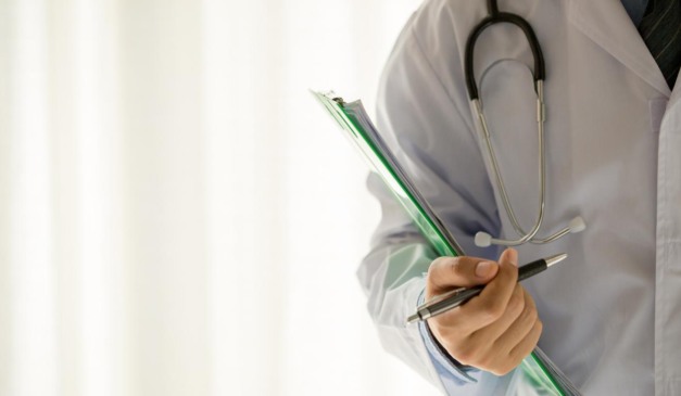 médico em consultório