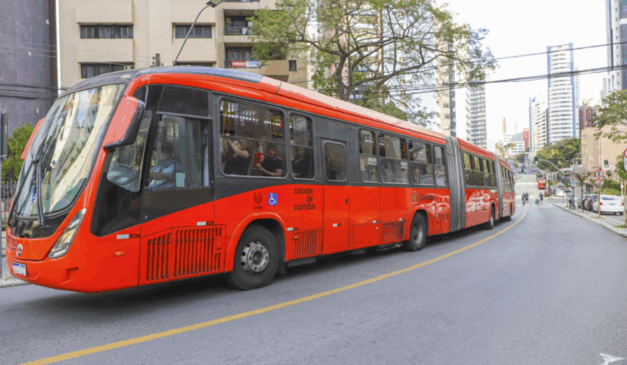 Um projeto de lei quer medir a satisfação dos passageiros de ônibus de Curitiba. Na imagem, vemos um biarticulado vermelho de Curitiba, na canaleta da Av. República Argentina.