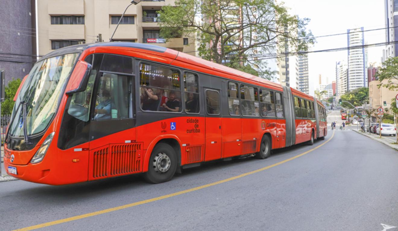 Um projeto de lei quer medir a satisfação dos passageiros de ônibus de Curitiba. Na imagem, vemos um biarticulado vermelho de Curitiba, na canaleta da Av. República Argentina.