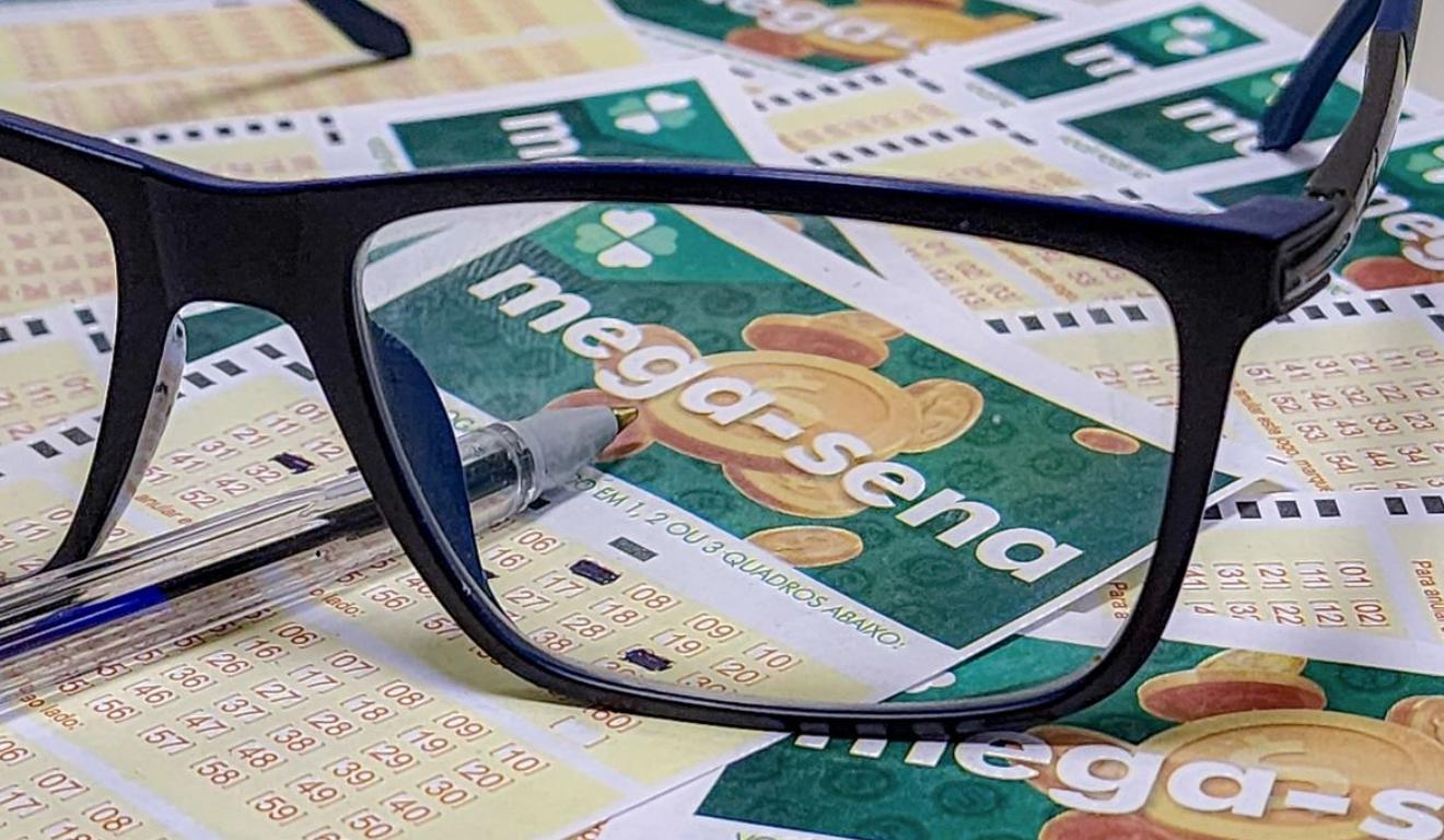 jogo da mega sena com óculos em cima 