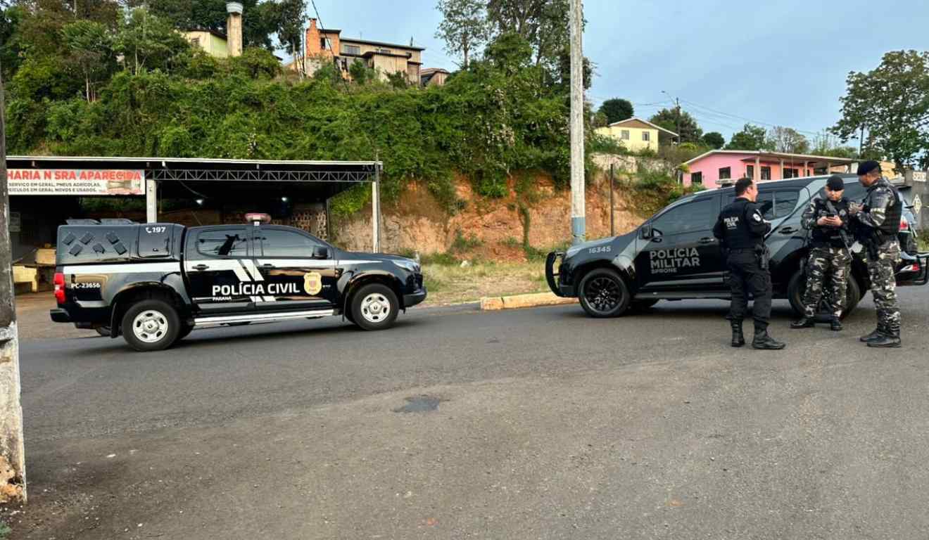 Viaturas e policiais durante operação no Paraná