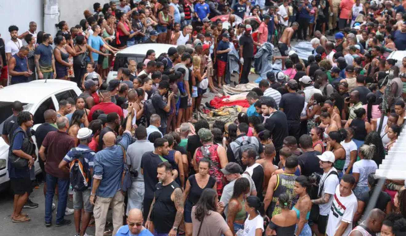 Imagem dos corpos expostos na praça.