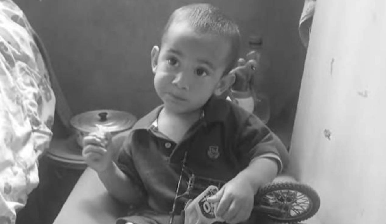 Atur, menino que estava desaparecido em Tibagi, brincando com brinquedos