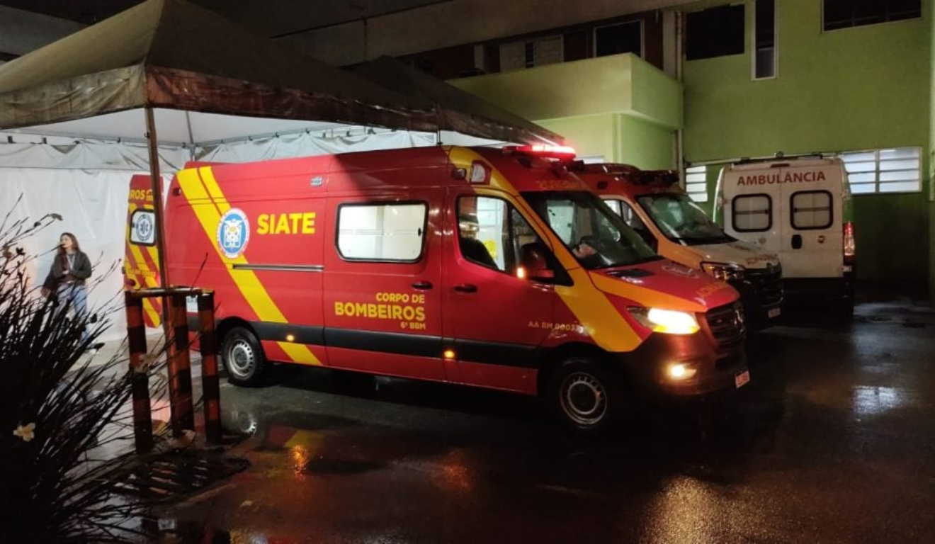 Menino foi atropelado enquanto ia ao encontro da mãe. Na imagem vemos uma ambulância do SIATE em frente ao Hospital do Trabalhador.