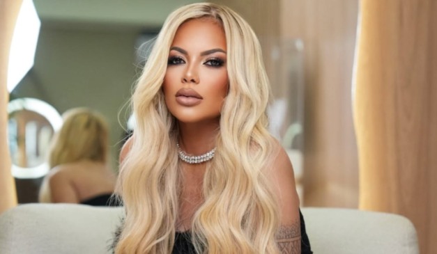 Cantora Vanessa Rios que morreu sentada em sofá