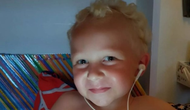 Menino loiro que morreu ao realizar trend do TikTok sorrindo de fone