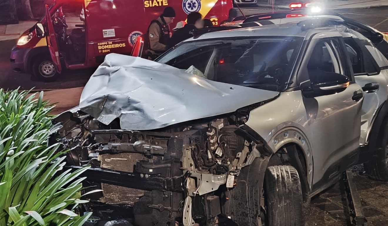 Carro com a frente destruída após acidente no Bigorrilho