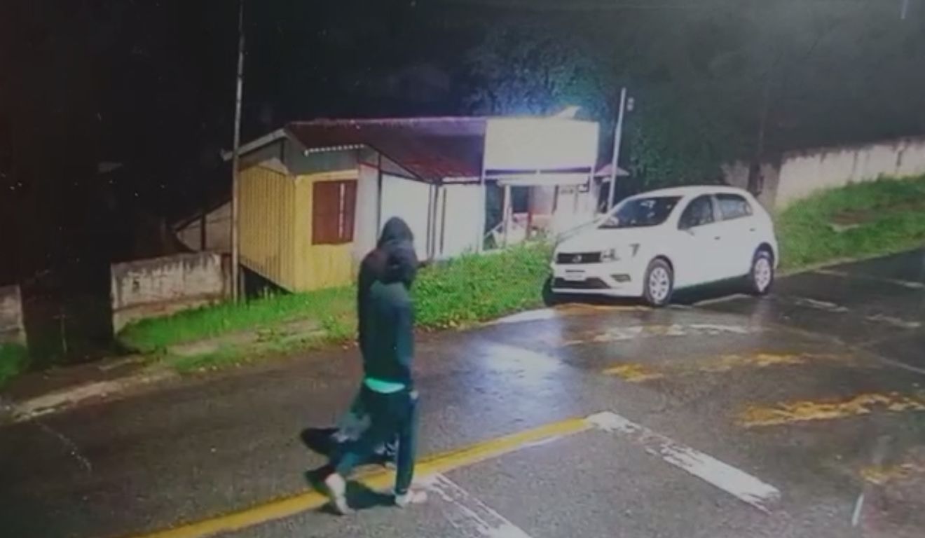 momento em que motorista é baleado em lanchonete