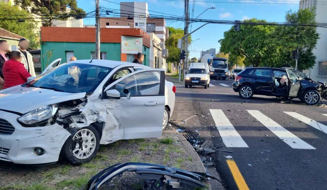 motorista bate carro em cruzamento em curitiba