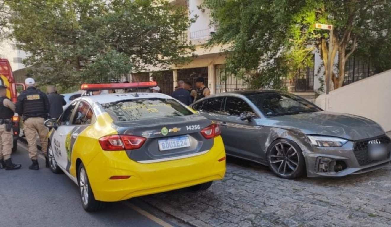 Polícia Militar no local onde motorista embrigado em Audi bateu em carro e atopelou dois