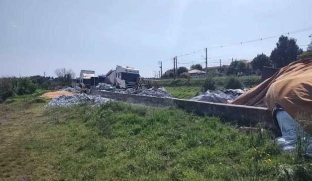 Acidente com carga pela pista em que motorista morreu após caminhão tombar