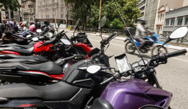 motos estacionadas em rua