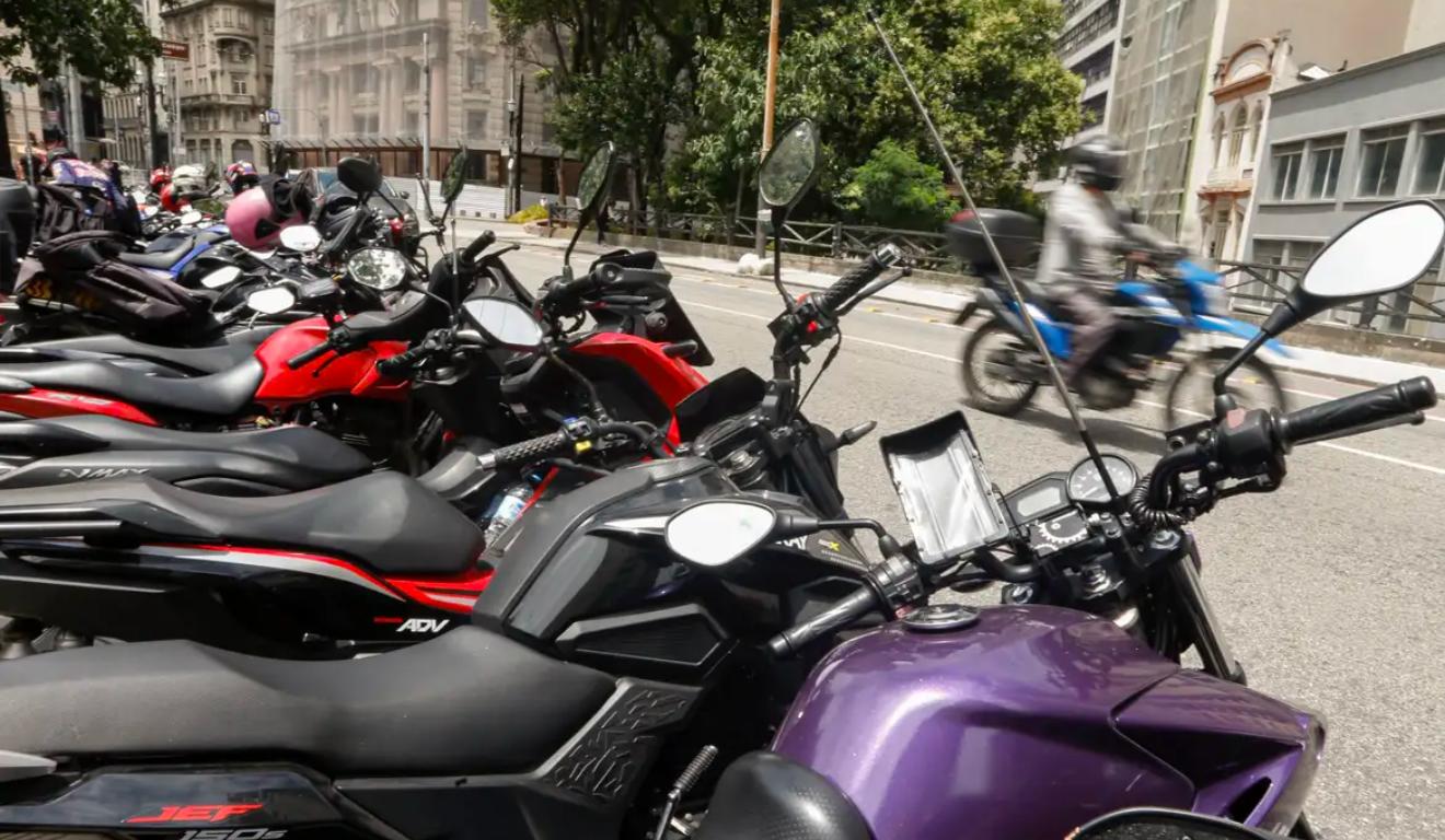 motos estacionadas em rua 