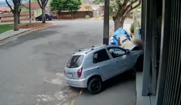 momento em que a mulher é atropelada pelo marido