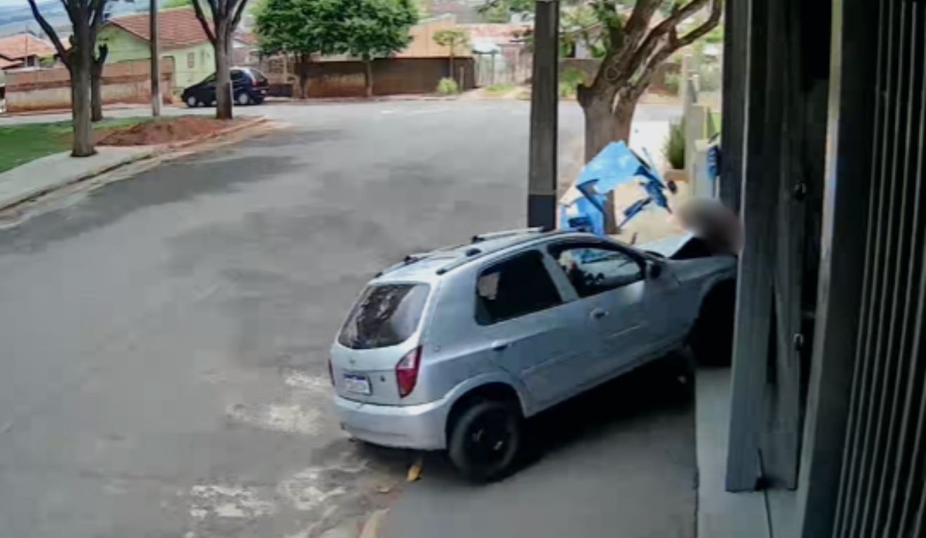 momento em que a mulher é atropelada pelo marido