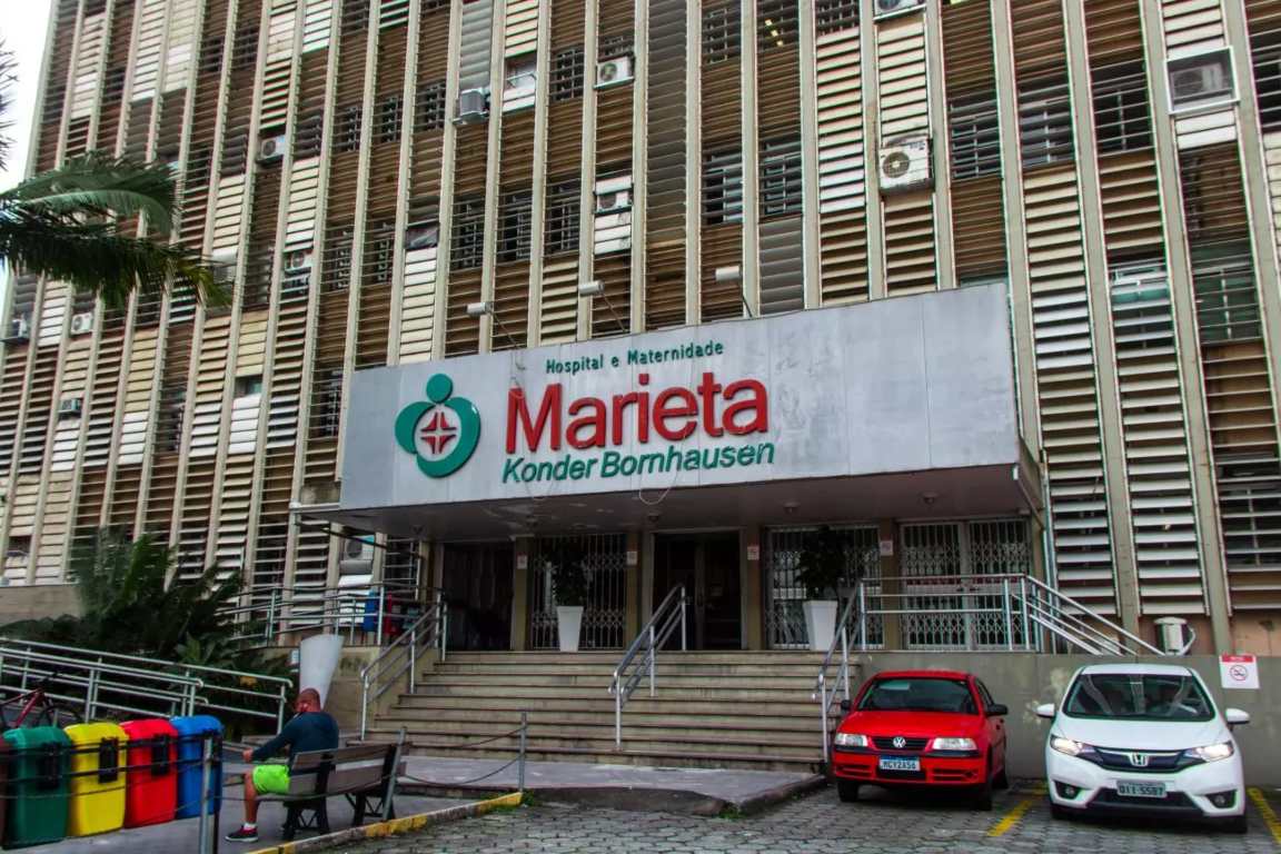 Fachada do Hospital Marieta Konder Bornhausen, em Santa Catarina