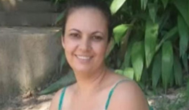 Mulher morta a facadas pelo ex sorrindo em imagem na frente de planta