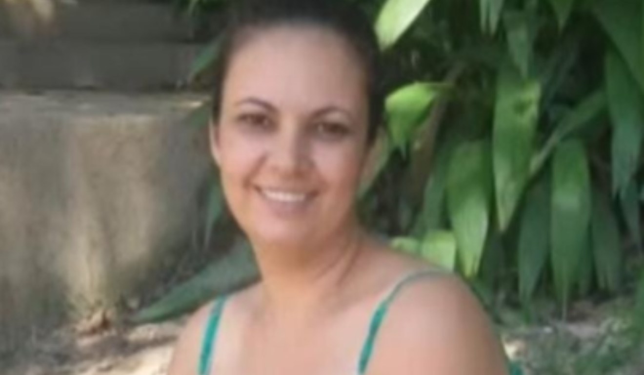 Mulher morta a facadas pelo ex sorrindo em imagem na frente de planta