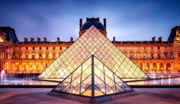 Museu do Louvre fecha após invasão e roubo de joias