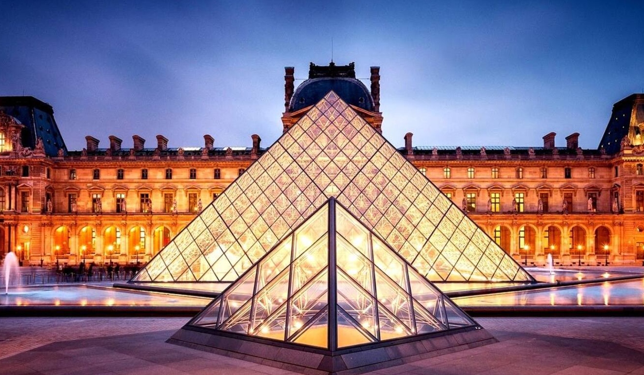 Museu do Louvre fecha após invasão e roubo de joias