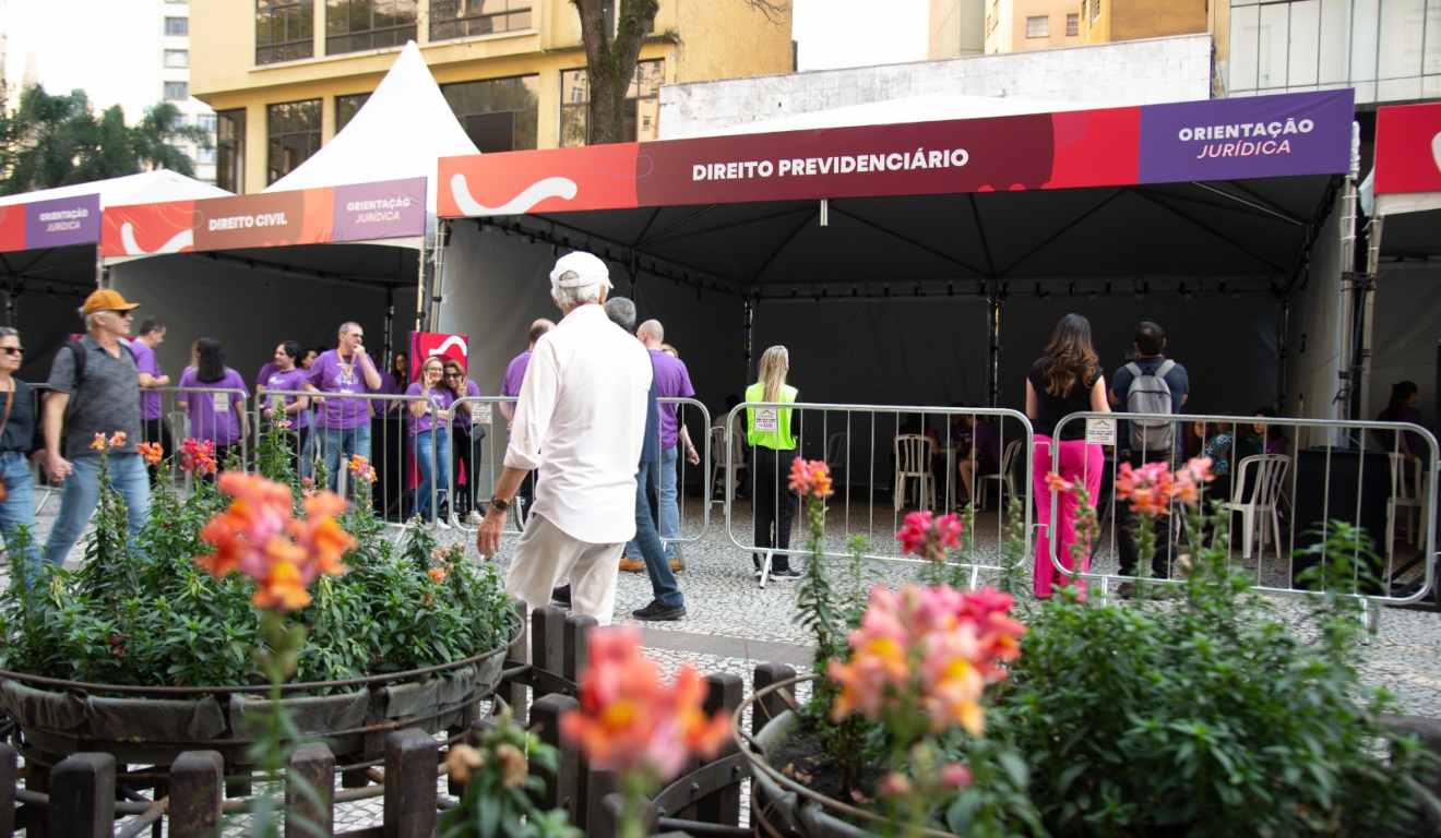 Mutirão de atendimento jurídico na Rua XV, em Curitiba