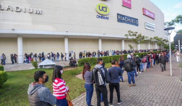 Mutirão para 500 vagas acontece em shopping de Curitiba