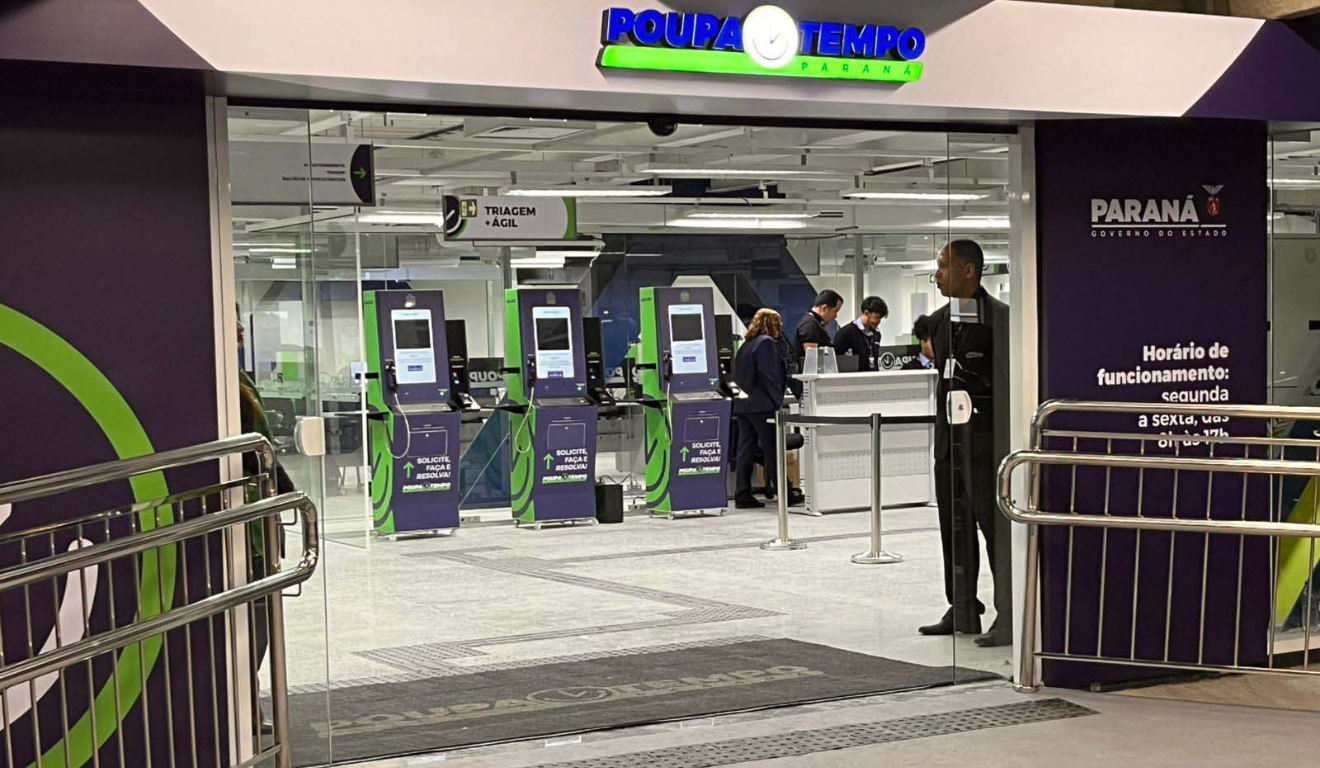 A partir do fim de outubro, abrirão novas unidades do Poupatempo Paraná. Na imagem, vemos a fachada de uma unidade da central de atendimentos.