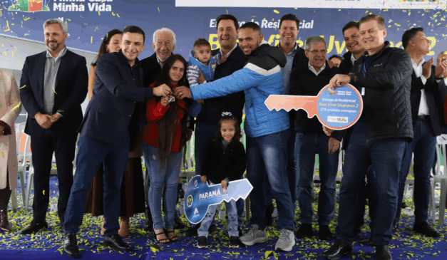 Imagem de Ratinho Junior e diversas outras pessoas com chaves na mão.