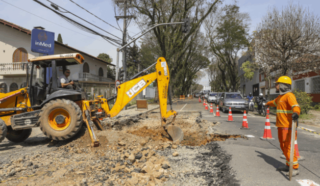 Obras de pavimentação alteram trânsito em Curitiba. Na imagem, vemos uma escavadeira em um dos trechos que está em obras.
