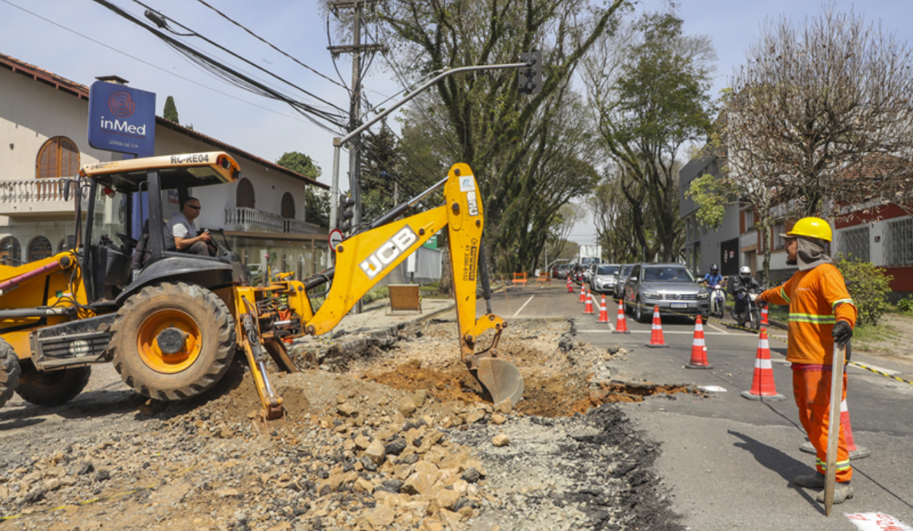 Obras de pavimentação alteram trânsito em Curitiba. Na imagem, vemos uma escavadeira em um dos trechos que está em obras.