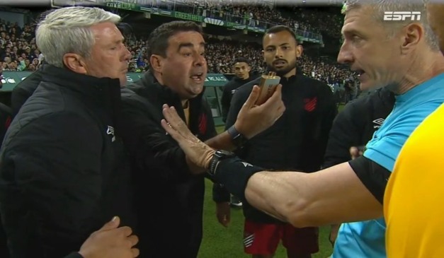 Momento que o "vape" foi arremessado. (Foto: Reprodução/ ESPN)