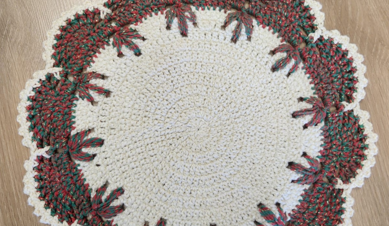 Participantes aprendem técnicas manuais em oficina de crochê no Jardim Lab